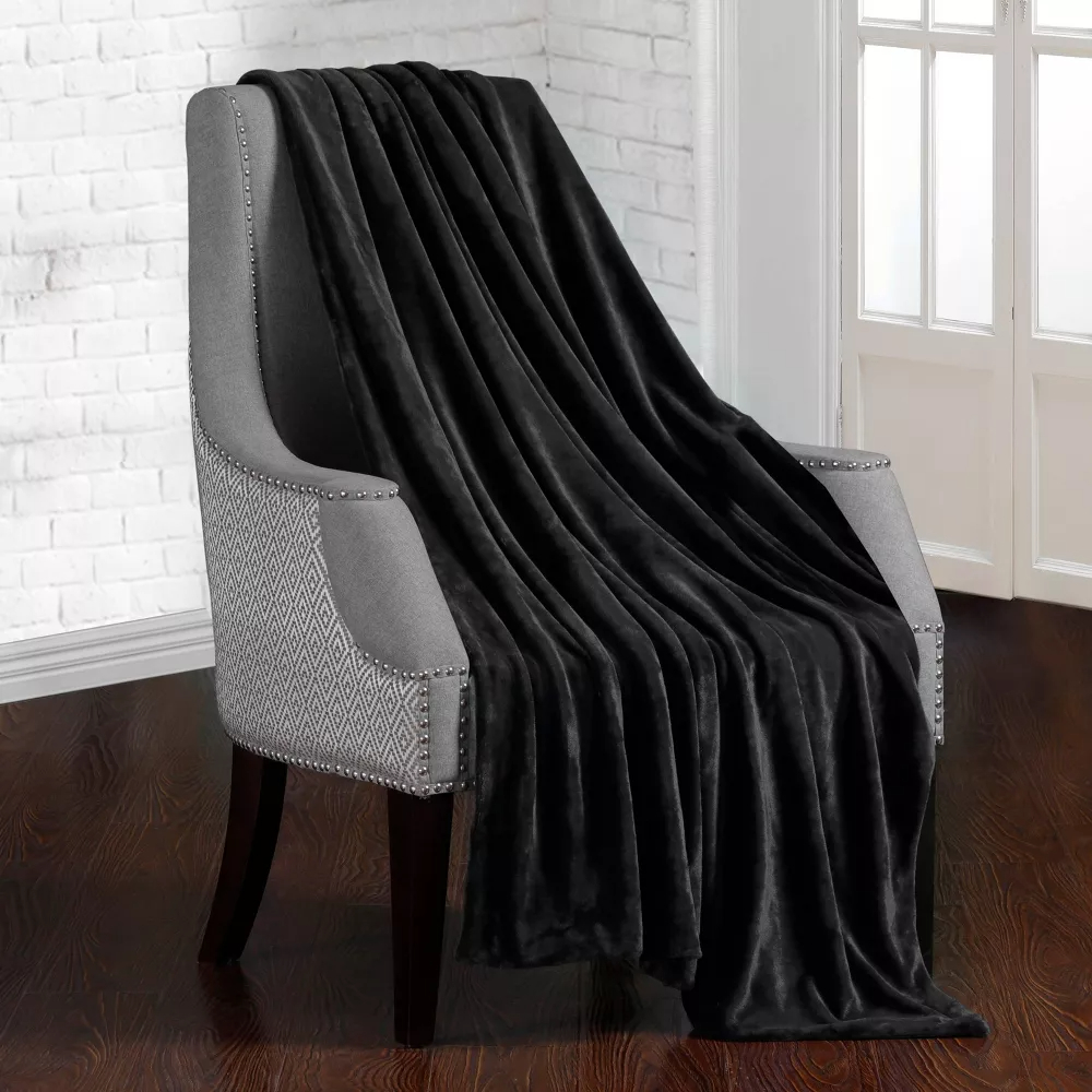 the weighted blanket in the color Charcoal