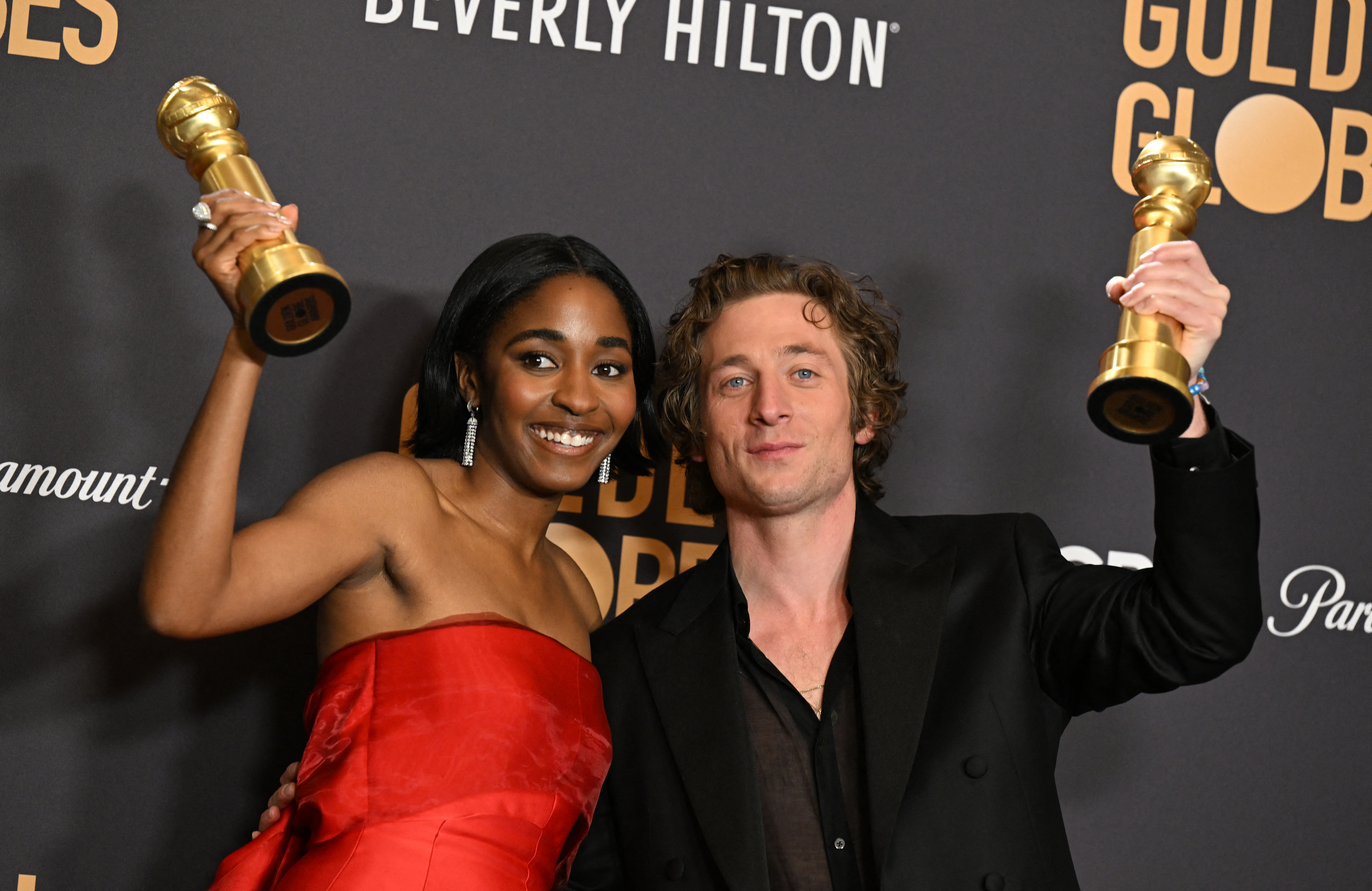 Ayo Edebiri and Jeremy Allen White with their Golden Globes