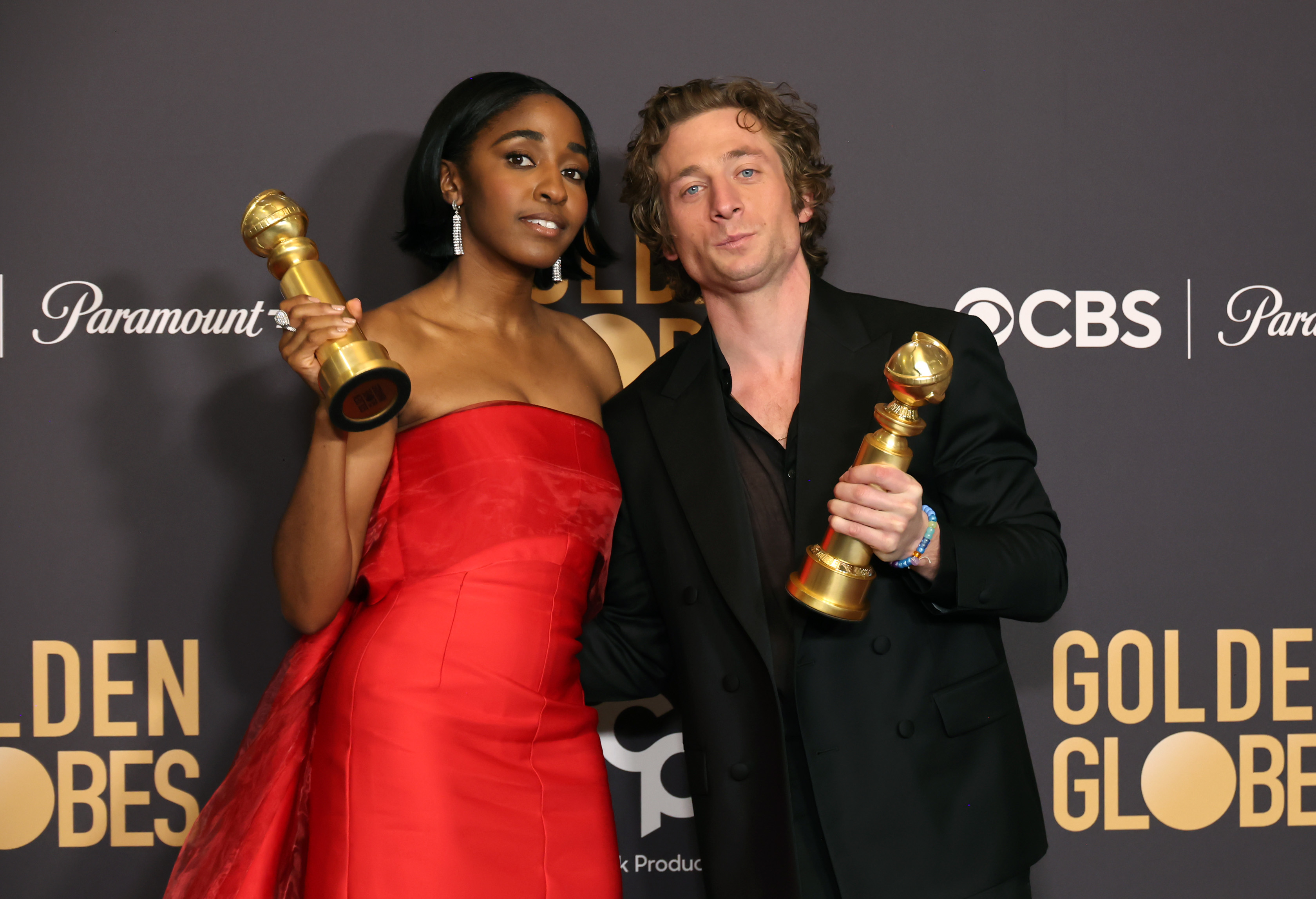 Ayo Edebiri and Jeremy Allen White with their Golden Globes