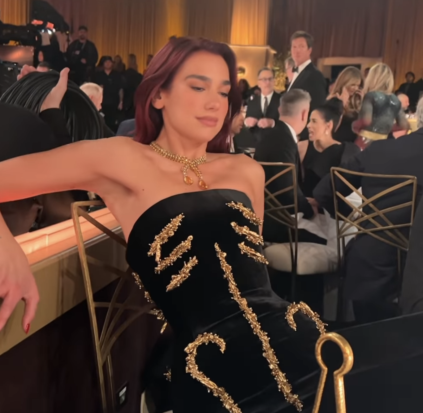 人気歌手、超ピチピチなドレスで授賞式に出席→座るのも大変そうだと話題に