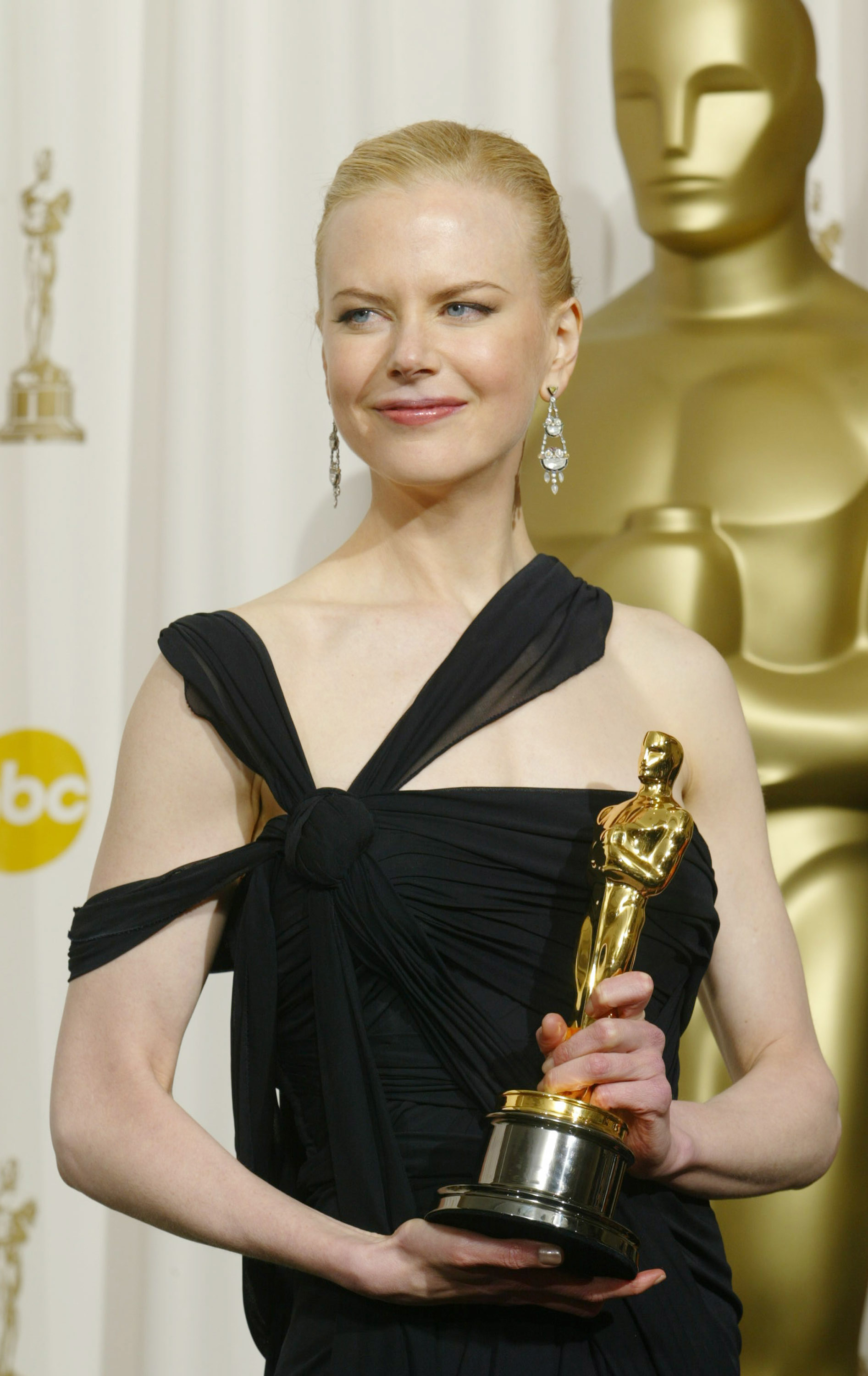 Nicole holds her Oscar as she stands backstage