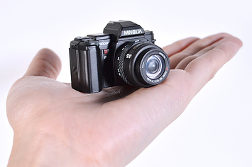 10月20日から順次発売される「MINOLTA α-7000」のカプセルトイ(ケンエレファント提供)