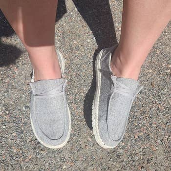 a reviewer wearing the shoes in light gray