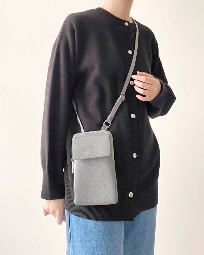 GU（ジーユー）のオススメのバッグ「レザーポーチ+E」