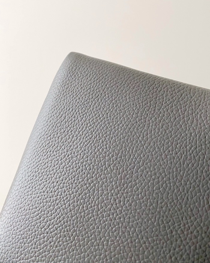 GU（ジーユー）のオススメのバッグ「レザーポーチ+E」