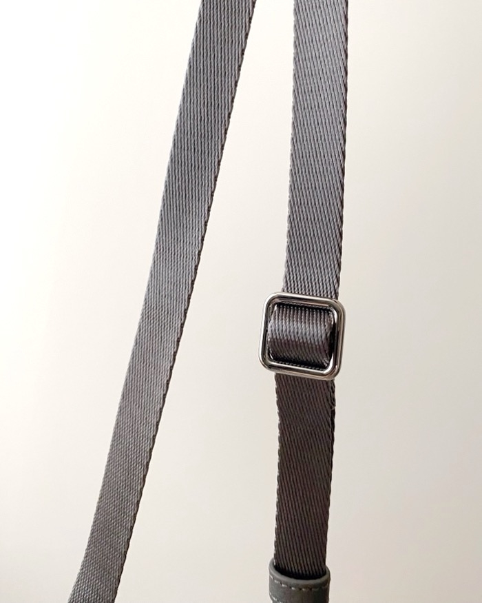 GU（ジーユー）のオススメのバッグ「レザーポーチ+E」