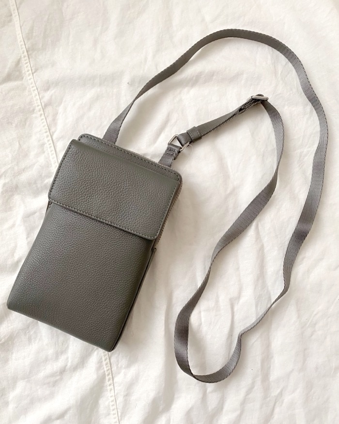 GU（ジーユー）のオススメのバッグ「レザーポーチ+E」