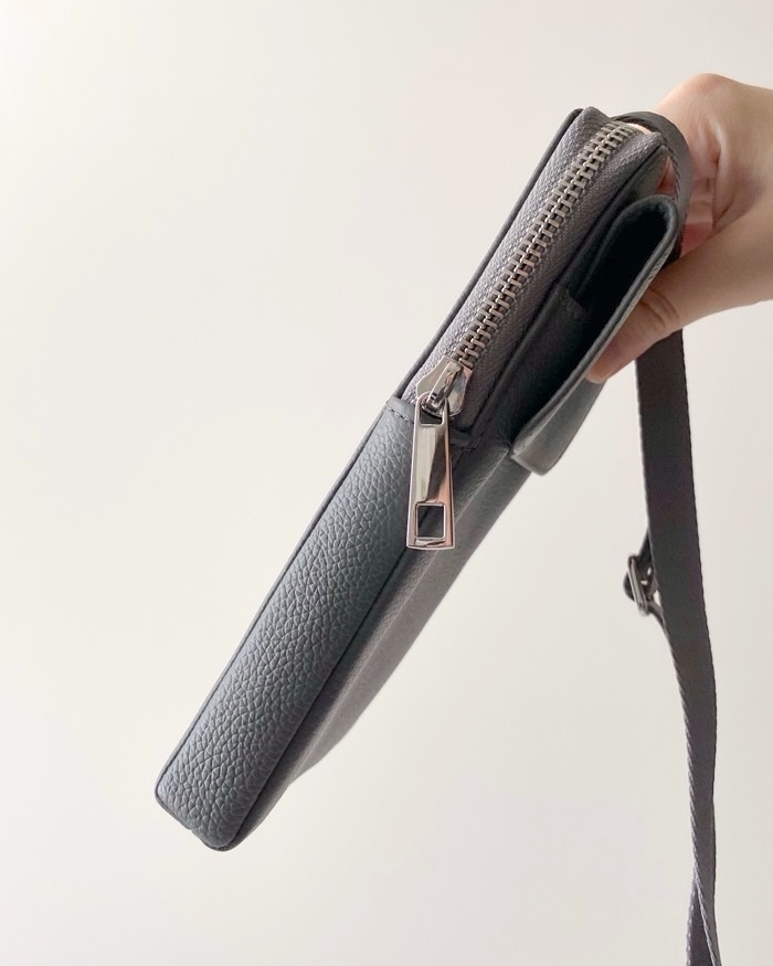 GU（ジーユー）のオススメのバッグ「レザーポーチ+E」