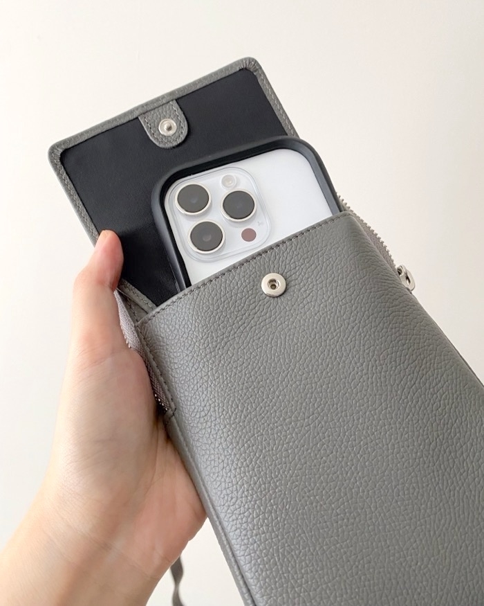 GU（ジーユー）のオススメのバッグ「レザーポーチ+E」