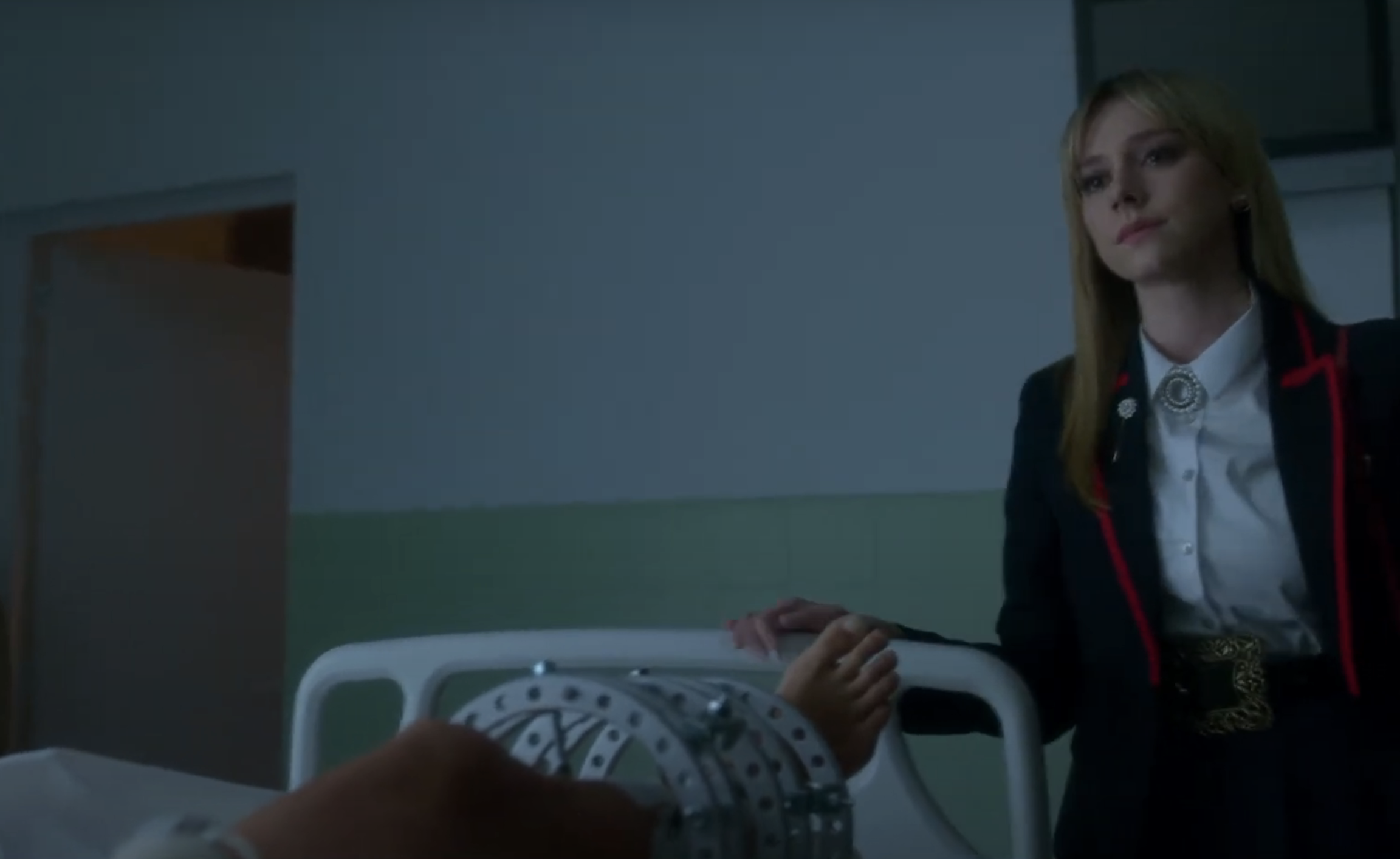 Carla from Elite series standing by a hospital bed