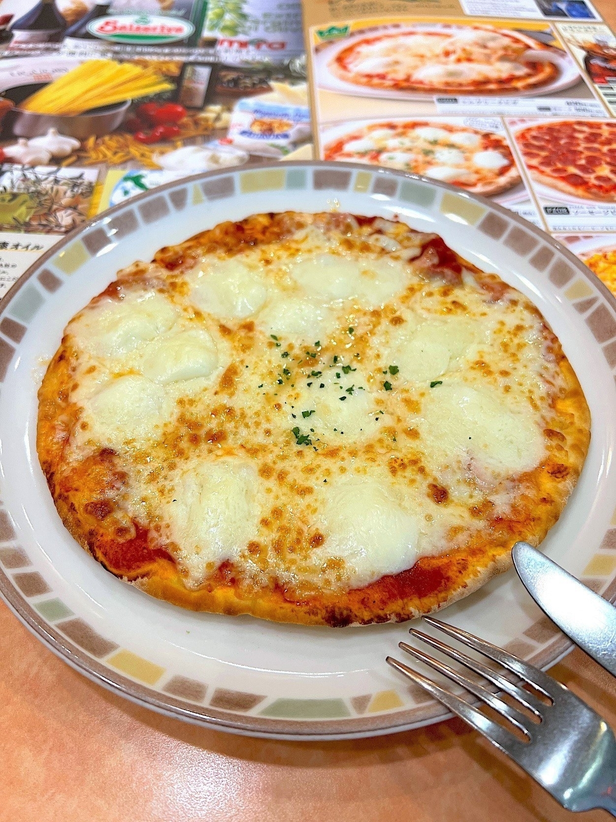 サイゼリヤのおすすめフード「バッファローモッツァレラのピザ」