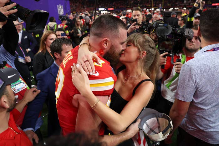 Travis Kelce and Taylor Swift kissing at the Super Bowl