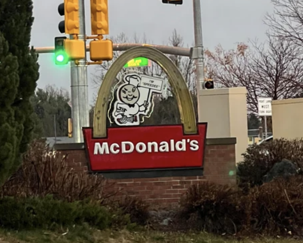 single arch on mcdonald&#x27;s sign with circle-faced mascot
