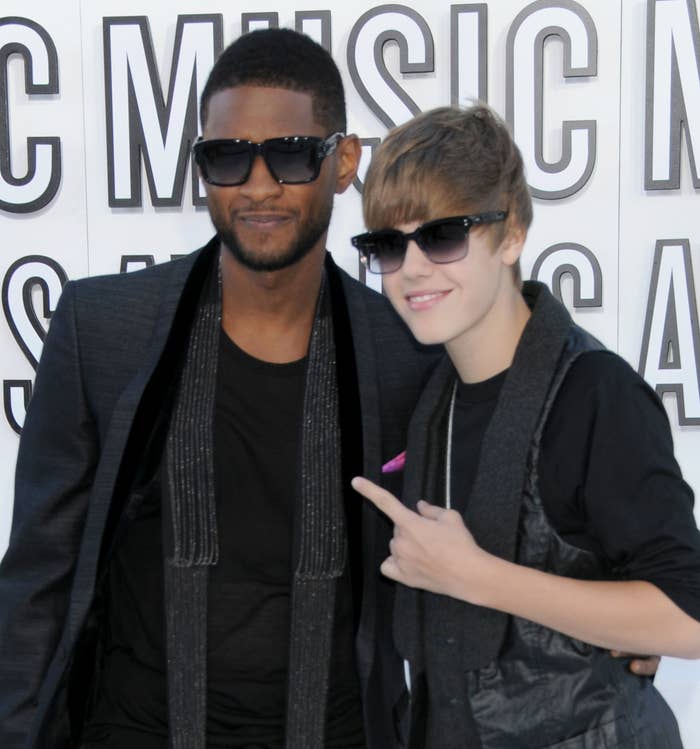 Usher and Justin pose together for a photo on the red carpet