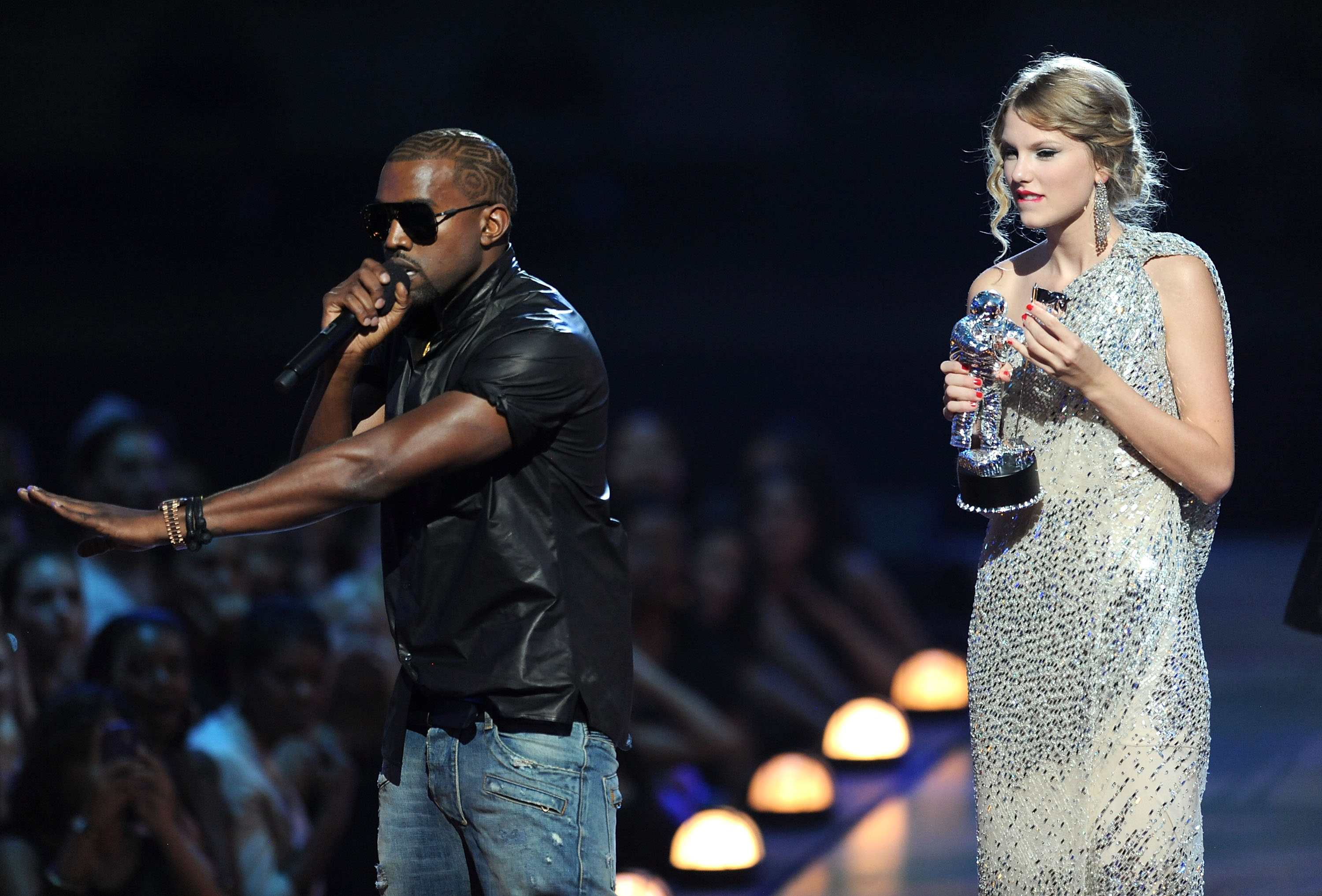 Kanye West interrupting Taylor Swift&#x27;s acceptance speech