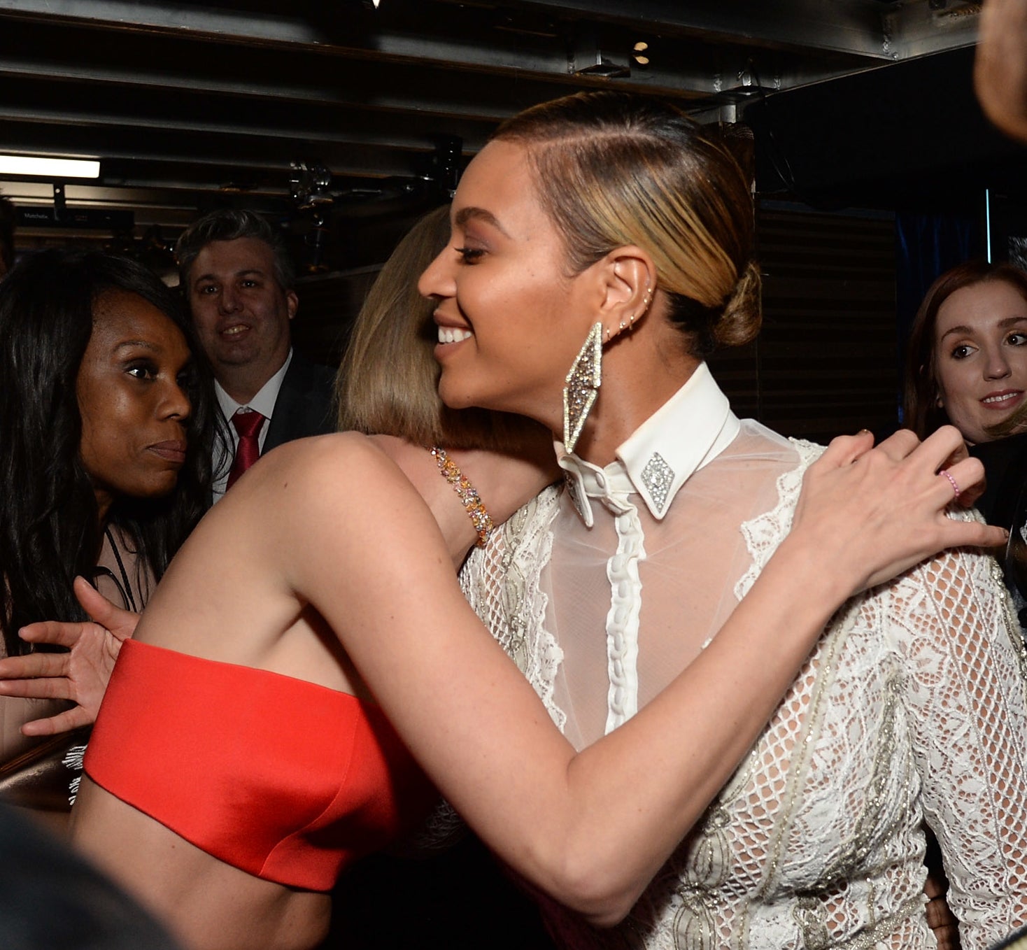 Taylor and Beyoncé hugging