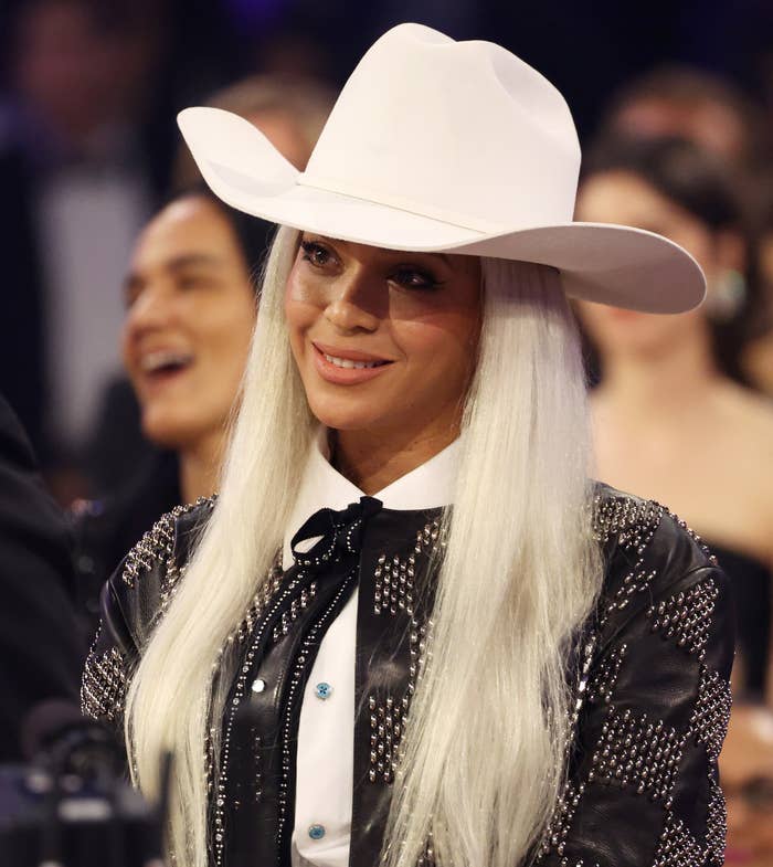 Closeup of Beyoncé at the Grammys wearing a large cowboy hat