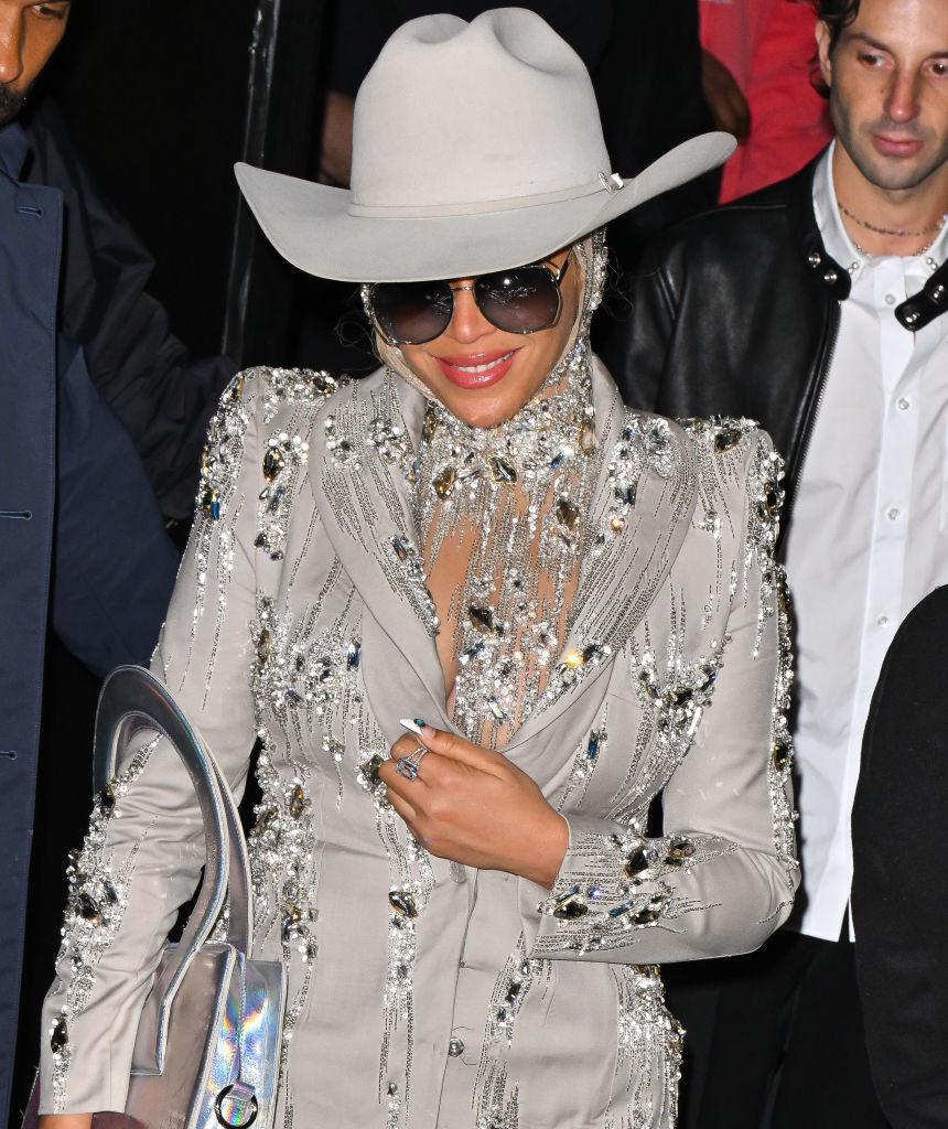 Beyoncé&#x27; smiling as she leaves the fashion show