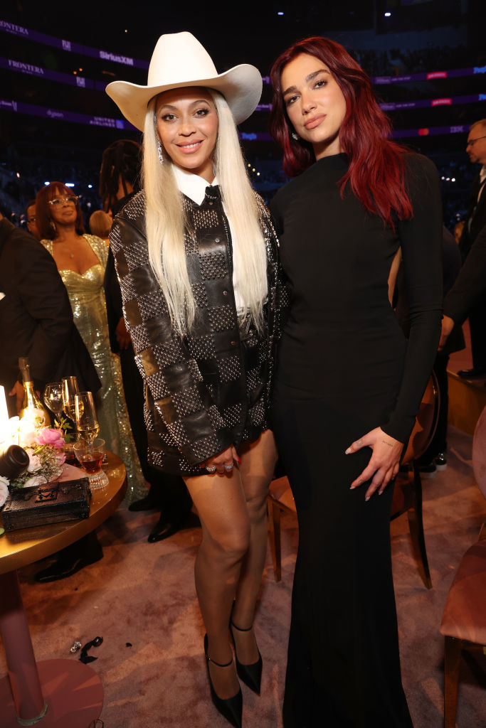 Beyoncé&#x27;s and dua lipa pose for a photo at the grammys