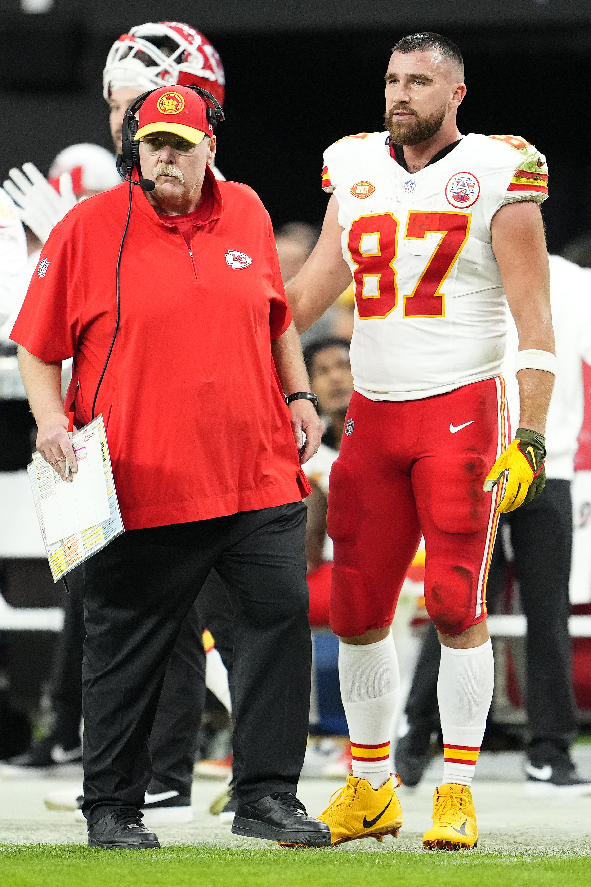 Coach Andy Reid and Travis Kelce on the sidelines