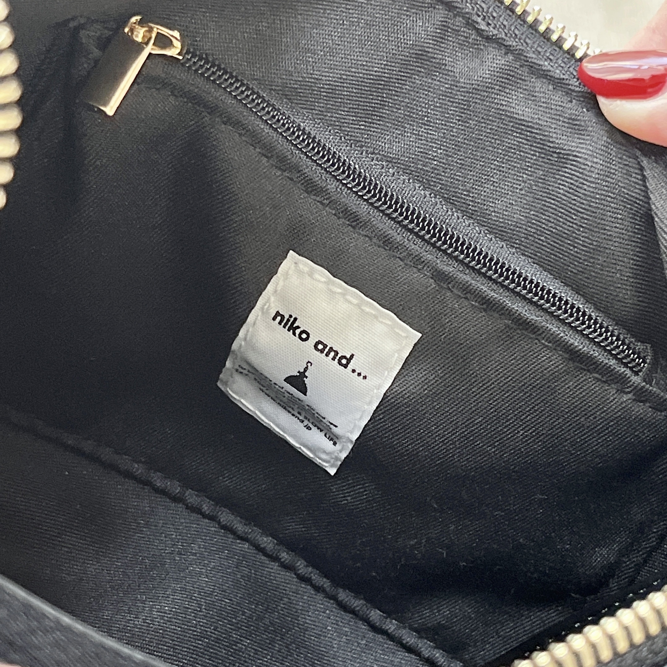 ニコアンドのおすすめファッションアイテム「オリジナル変形バックルショルダーバッグ」