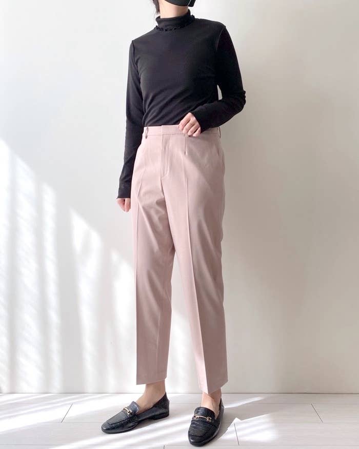 ユニクロの「新作パンツ」春っぽカラーが可愛すぎる！楽ちんだから毎日 