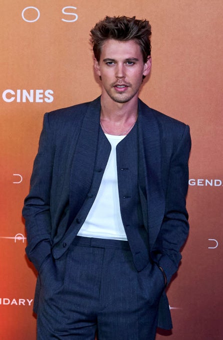 Austin in a suit posing at &quot;Dune&quot; premiere in Mexico City