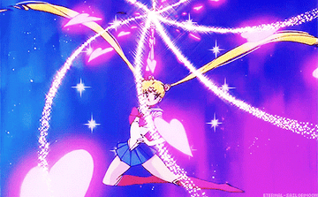 Personaje animado Sailor Moon transformándose con destellos mágicos a su alrededor