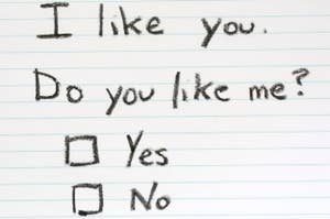 A note that says I like you do you like me with boxes drawn next to the words yes and no