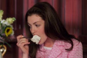 Anne Hathaway eating vanilla ice cream as Mia in The Princess Diaries 2