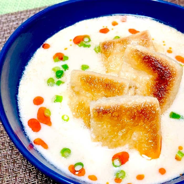 焼き目がついた豆腐が入った味噌汁、ミネラル補給に最適。