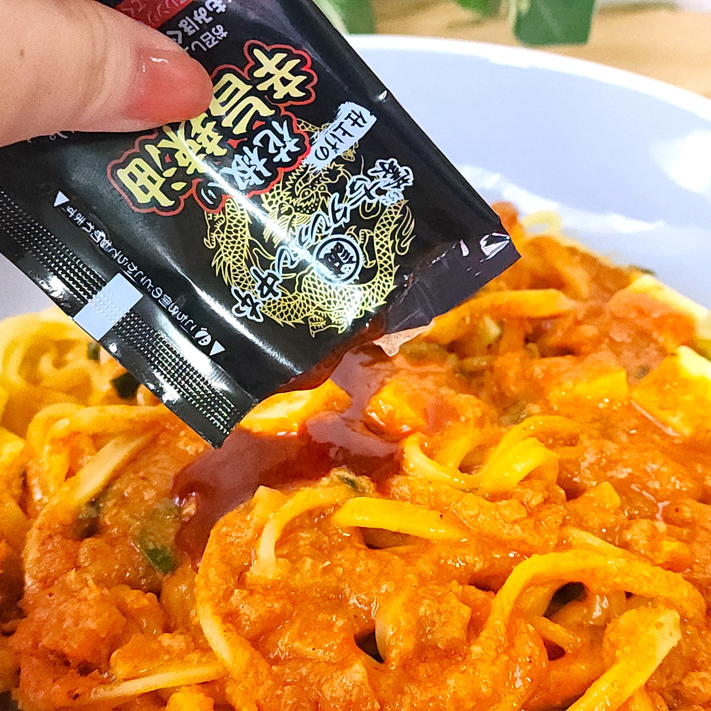 も麺@ これはヤバい…セブン×中本の「汁なし麻婆麺」水が無いとしんどい辛さ