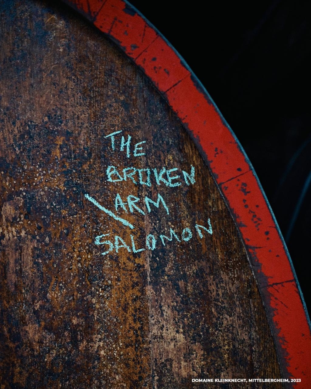 Text on a barrel: &quot;The Drunken Arm Salmon&quot; by Domäne Kikunoknecht, Mittelrhein, 2023