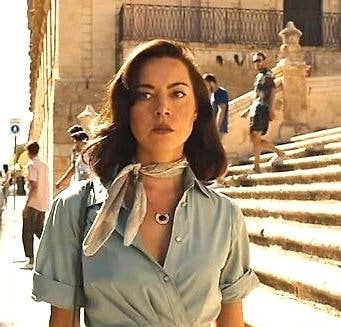 Aubrey Plaza in &quot;White Lotus&quot; S2 walking outside