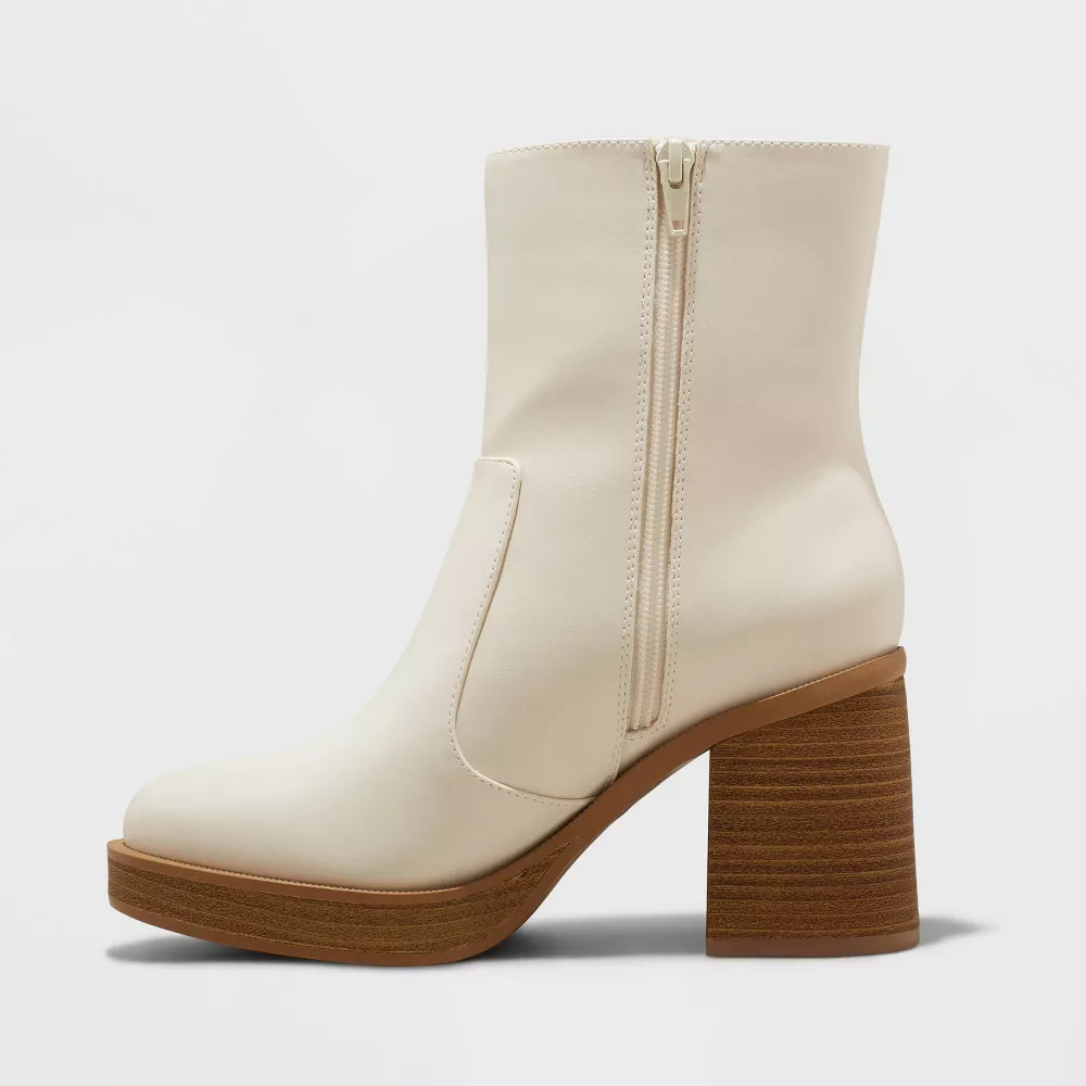 White ankle boot with zipper and brown block heel
