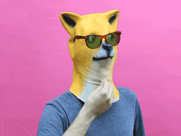 Persona con cabeza de zorro animado y gafas de sol, gesto pensativo