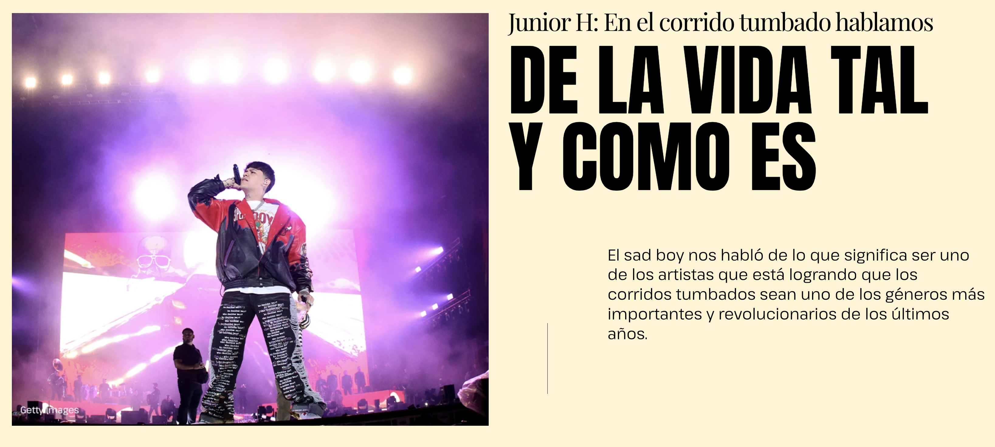 Cantante Junior H en un escenario con micrófono y chaqueta decorada, anuncio del artículo sobre el corrido tumbado