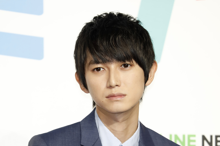 イベントに出席するスーツ姿の男性