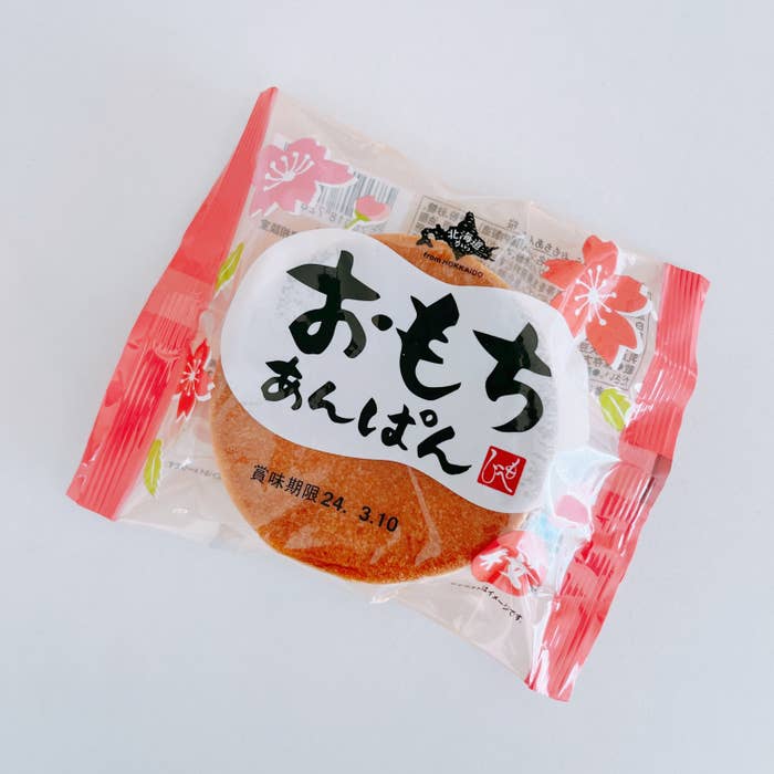 カルディのオススメスイーツ「北海道から おもちあんぱん 桜」