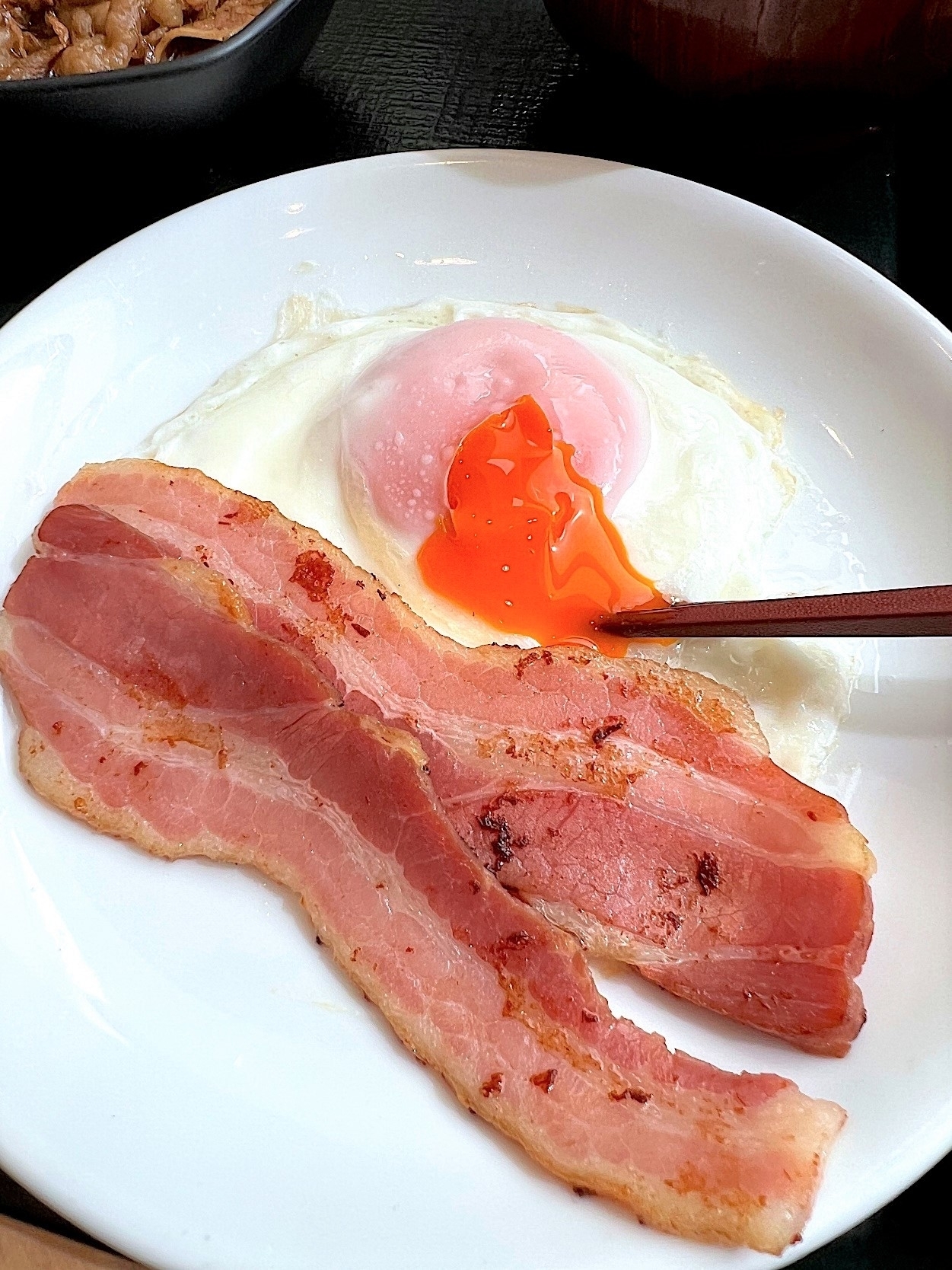 なか卯のおすすめモーニング「目玉焼き牛小鉢ベーコン朝食」