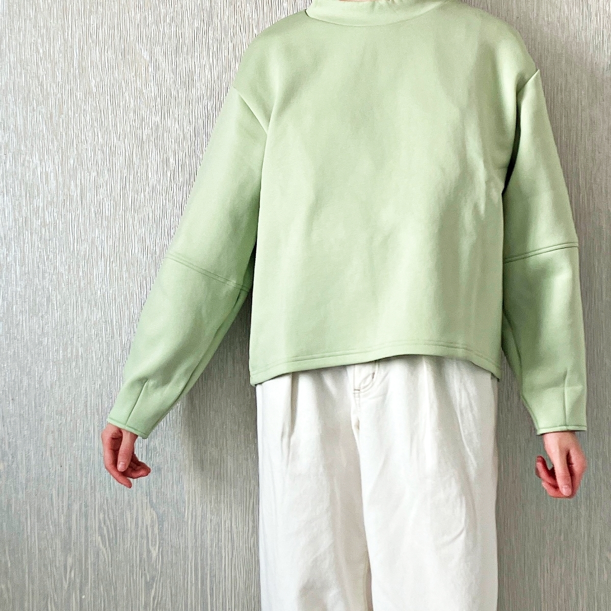 GU（ジーユー）のおすすめトップス「ボリュームスリーブプルオーバー（長袖）Z」