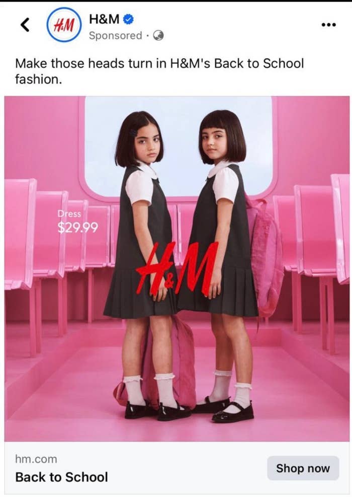 H&amp;amp;Mのバック・トゥ・スクール広告で、ブラックジャンパードレスの女の子二人がバックパックを持っています。