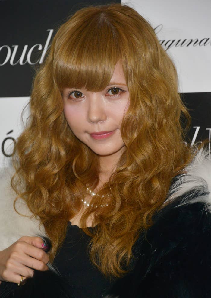ファーのコートを着た女性がカメラを見つめている