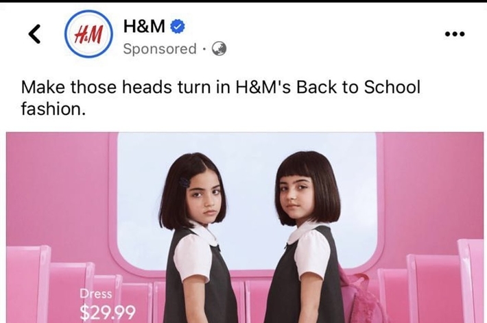 H&Mのバック・トゥ・スクール広告で、ブラックジャンパードレスの女の子二人がバックパックを持っています。
