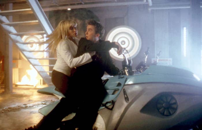 Hilary Duff and Frankie Muniz in Agent Cody Banks