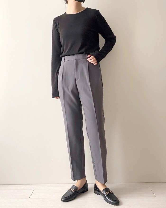 GUのオススメファッションアイテム「タックテーパードパンツ（丈標準65.0～69.0cm）」