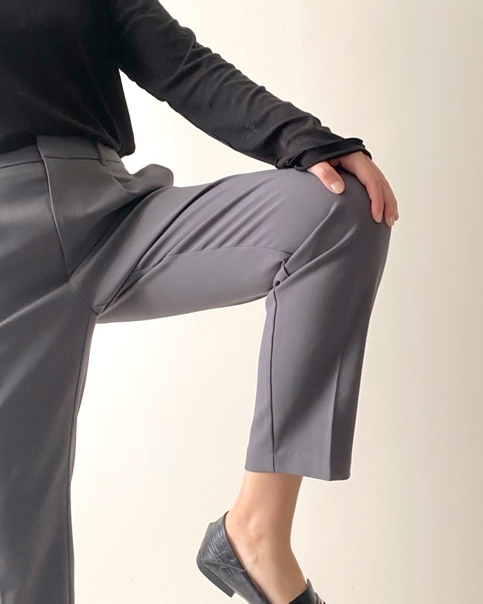 GUのオススメファッションアイテム「タックテーパードパンツ（丈標準65.0～69.0cm）」