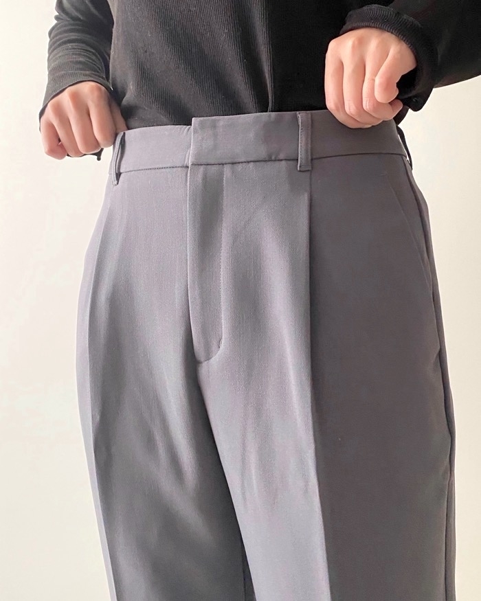 GUのオススメファッションアイテム「タックテーパードパンツ（丈標準65.0～69.0cm）」