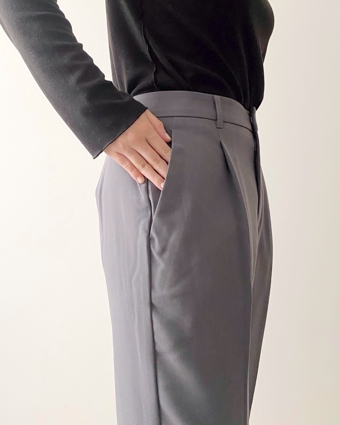 GUのオススメファッションアイテム「タックテーパードパンツ（丈標準65.0～69.0cm）」