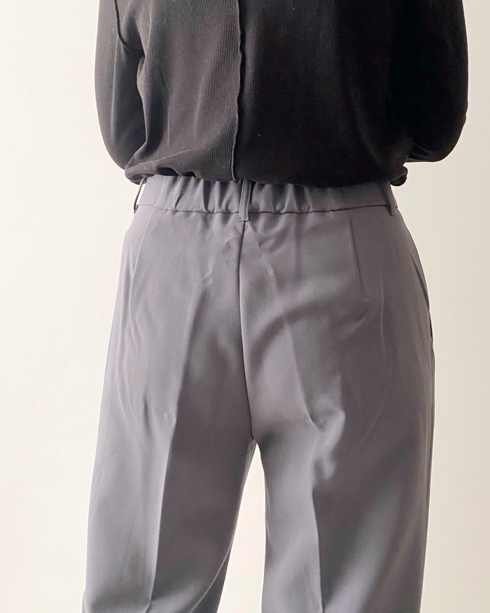 GUのオススメファッションアイテム「タックテーパードパンツ（丈標準65.0～69.0cm）」